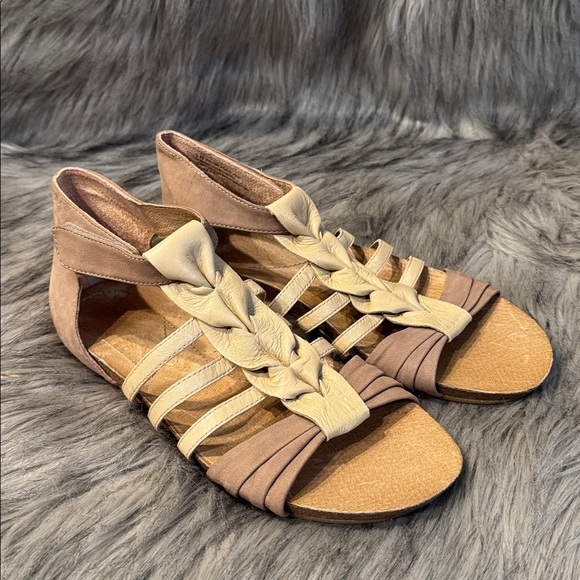 Naya Palomi Stylish Women's Leather Sandals in Brown and Cream Size 9N - Picture 6 of 8